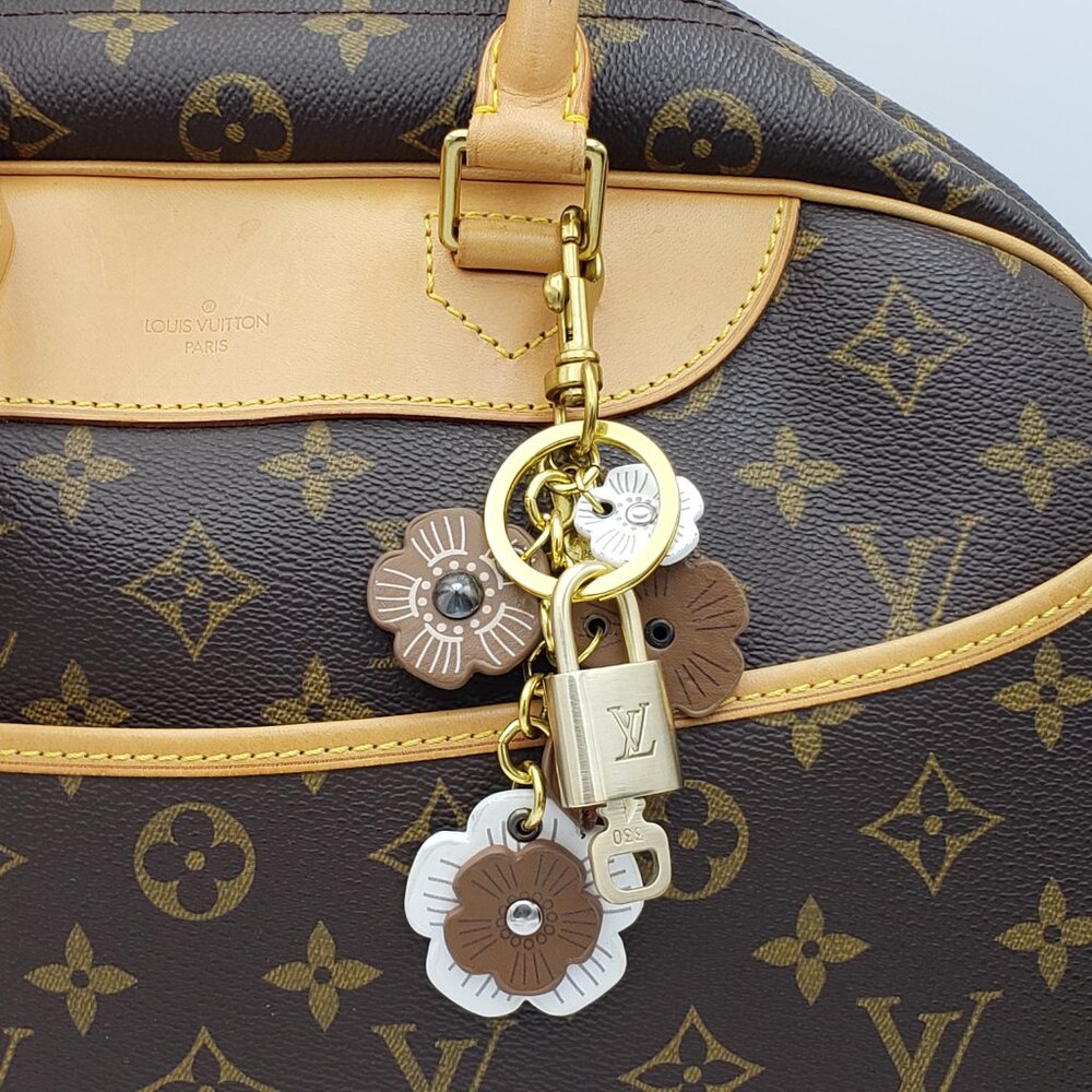 LV Gold Padlock 🔑 Authentic Louis Vuitton Charm + Unbranded Flower Keychain - Picture 2 of 9
